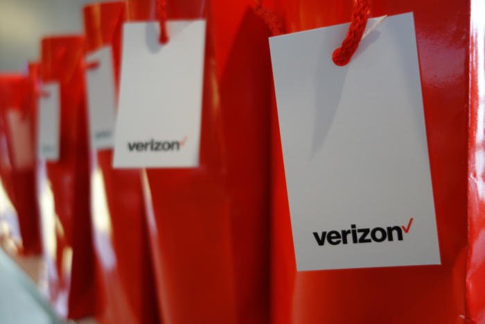 20151028-verizon-logo-gift-bags-100624636-orig-100696381-large.jpg