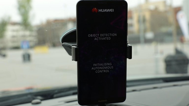 1519832524_192_this-huawei-phone-is-smart-enough-to-drive-a-porsche.jpg