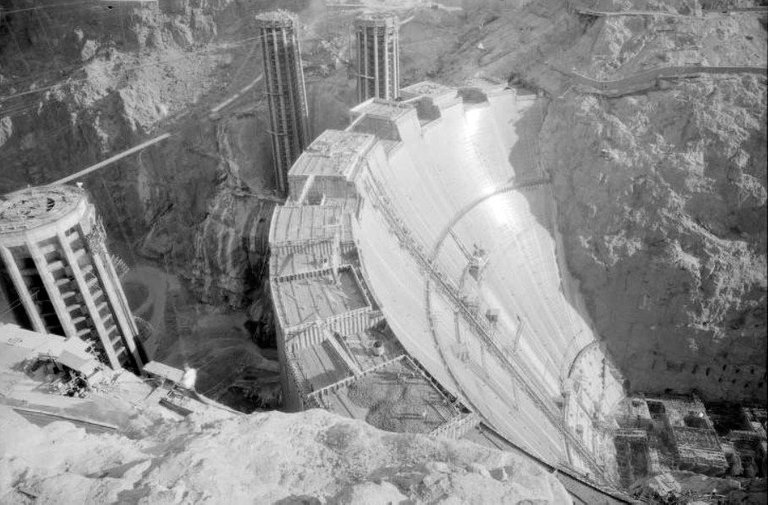 Hoover_Dam_1934.jpg