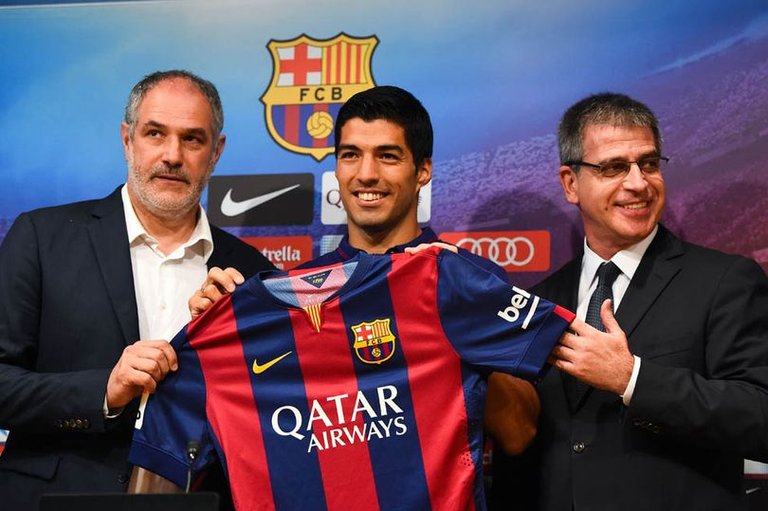 Luis-Suarez-unveiling-at-Barcelona.jpg