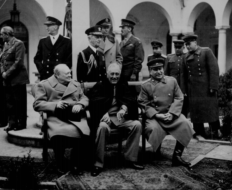 Conferencia Yalta Churchill Delano Roosevelt y Stalin.jpg