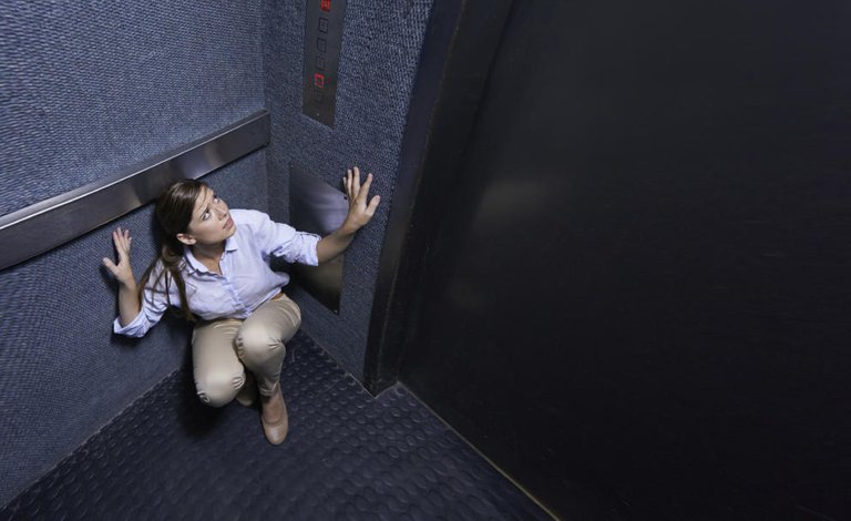 lo-mejor-que-puedes-hacer-si-te-quedas-colgado-en-el-ascensor-y-cae-al-vacio.jpg