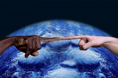 7761189-uni-n-mundial-contra-el-racismo-en-el-mundo-las-manos-en-un-planeta-tierra.jpg
