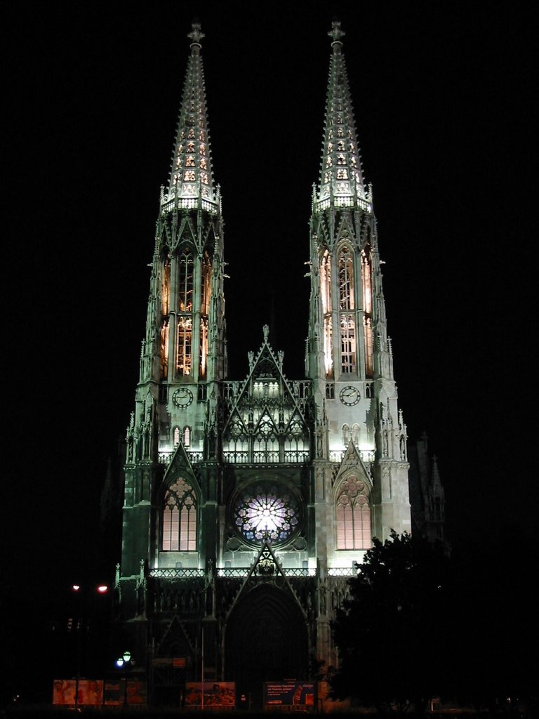 Votivkirche_Wien_bei_Nacht.JPG