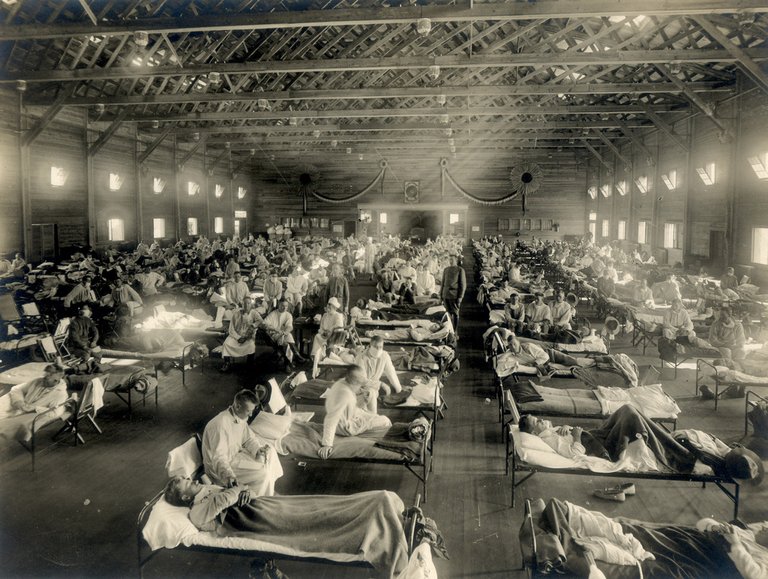 Emergency_hospital_during_Influenza_epidemic,_Camp_Funston,_Kansas_-_NCP_1603.jpg