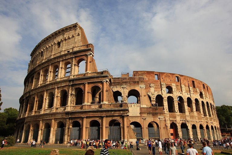 the-colosseum-2182384_1920.jpg