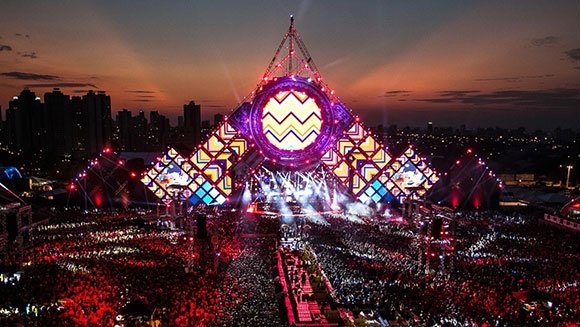 largest-stage-rig-for-a-music-festival-header_tcm25-396027.jpg