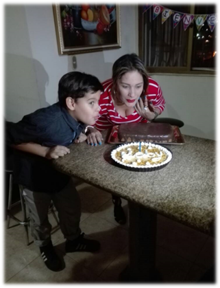 Soplando las velas.png