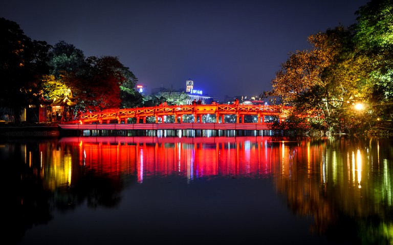 hoàn kiếm lake.jpg