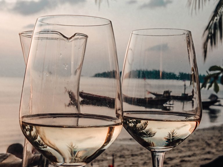 koh-phangan-thailand-vegan-travel-romanzo-tropicale-italian-restaurant-wine-sunset.jpg