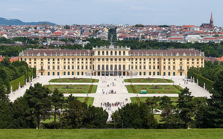 Schloss_Schönbrunn_Wien_2014_(Zuschnitt_2).jpg