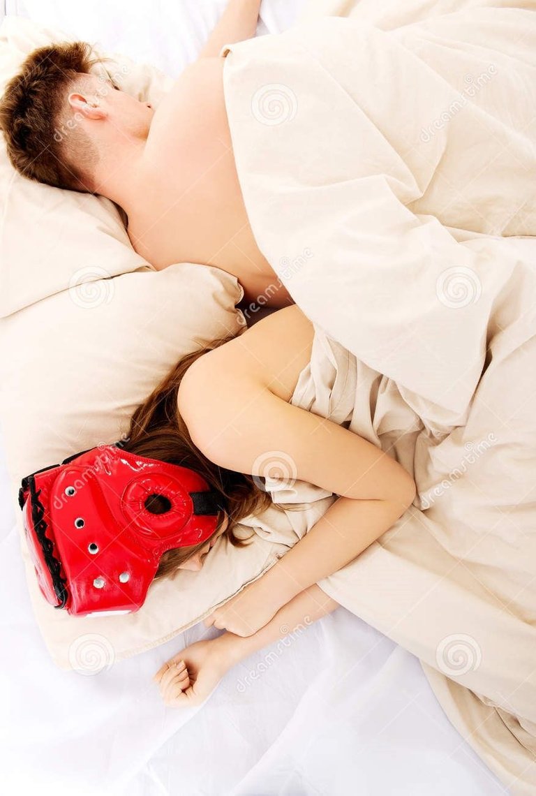 mujer-que-duerme-en-casco-protector-52728246.jpg