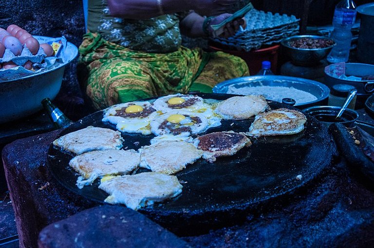 800px-Egg_food_at_basantapur.jpg