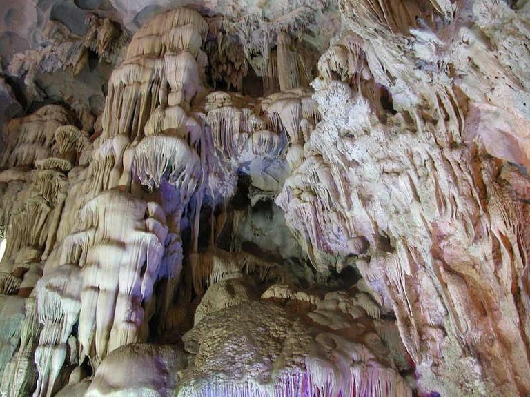 Ha_Long_bay_Thien_Cung_cave.JPG