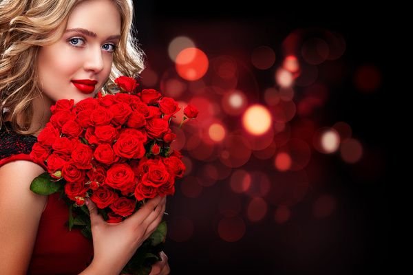 Beautiful-blonde-woman-holding-bouquet-of-red-roses-HD-picture-02.jpg