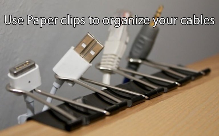 use-paper-clips-to-organize-your-cables-life-hack.jpg