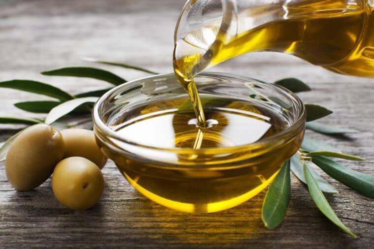 01-Amazing-Health-and-Beauty-Benefits-of-Olive-Oil-shutterstock_253044214-DUSAN-ZIDAR-760x506.jpg