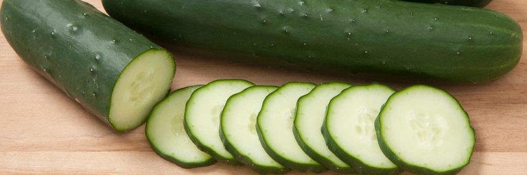 slicing_cucumbers_bn.jpg