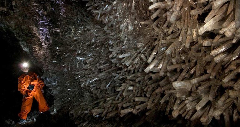 in-mexico-the-cave-of-crystals-makes-ants-out-of-humans3-2.jpg