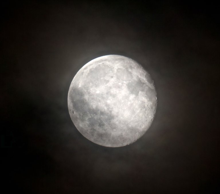 Moon with a shadow 2010 08 26 by Cuttie és Jodie.jpg