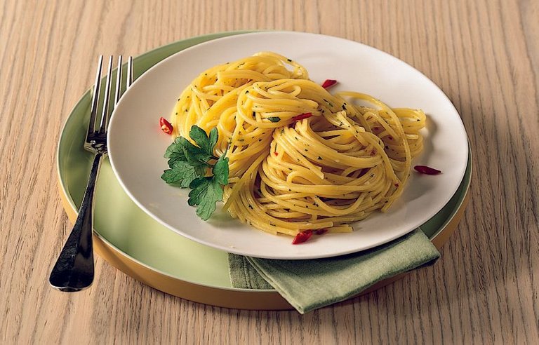 spaghetti-aglio-olio-peperoncino-890x570.jpg