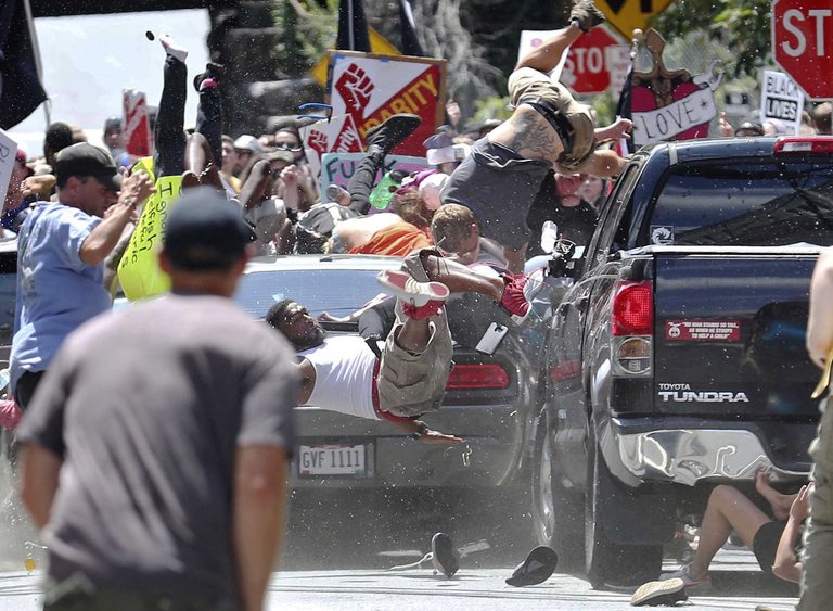 APTOPIX2_Confederate_Monuments_Protest.jpg