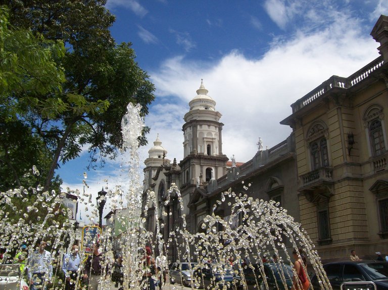 Plaza_Bolívar_de_la_Ciudad_de_Mérida.jpg