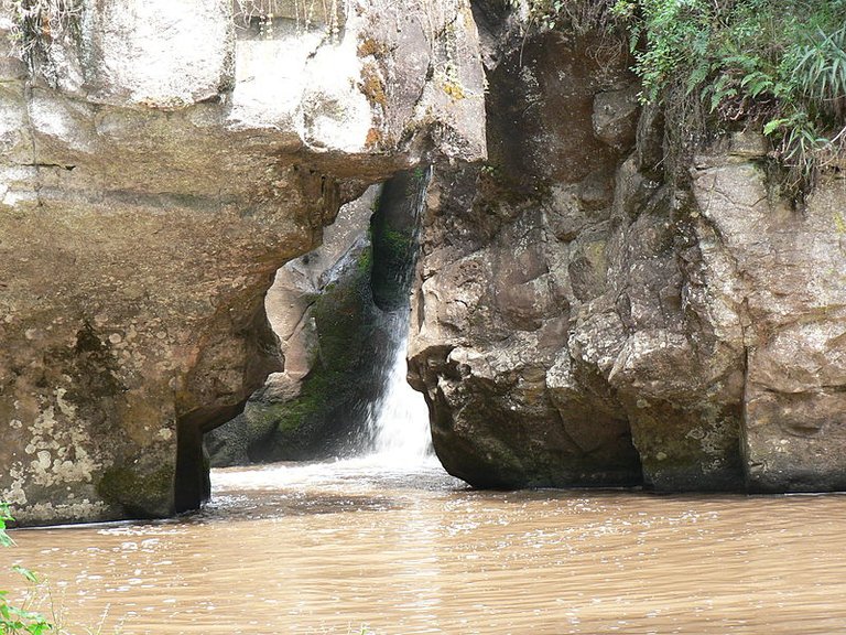 800px-Entrance_to_the_Mau-Mau_Cave_in_Kenya.jpg