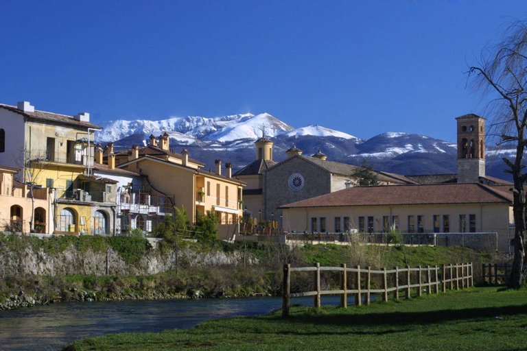 Rieti_-_fiume_Velino,_chiesa_di_San_Francesco,_Terminillo.jpg