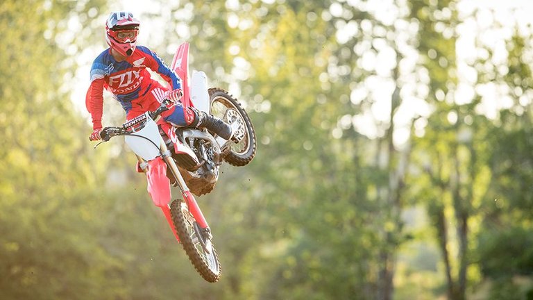 18_CRF250R_ACTION_02.jpg