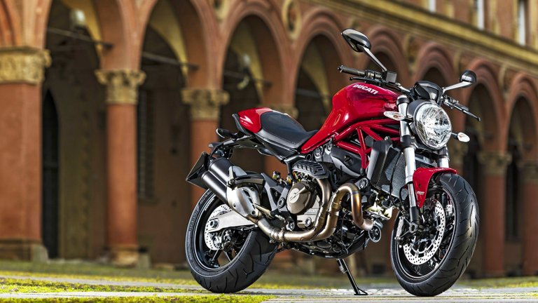 2015_ducati_monster_821-3840x2160.jpg