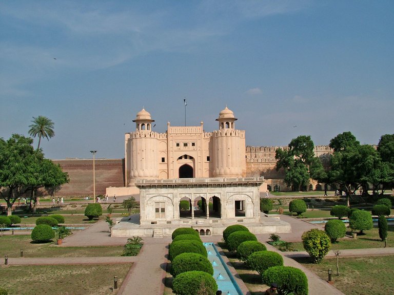 Hazuri_Bagh_Baradari_with_Lahore_Fort.jpg