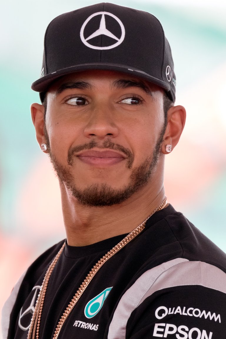 Lewis_Hamilton_2016_Malaysia_2.jpg