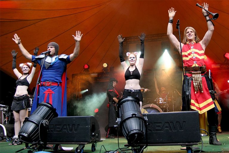 Feuerschwanz_FeuertalFestival2012.jpg