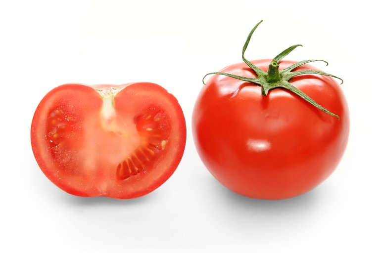 Bright_red_tomato_and_cross_section02.jpg