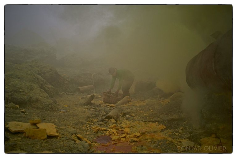 Ijen_minerBentover.jpg