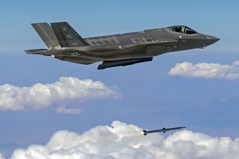 f-35a-lightning-ii-2657514_1280.jpg