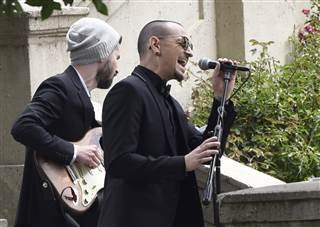 170720-chester-bennington-funeral-chris-cornell-se-253p_2a564a33db910b7c0c091d3a1c0a6c21.nbcnews-ux-320-320.jpg