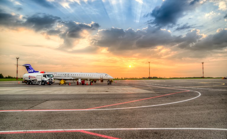 plane-getting-fuel-free-license-cc0.jpg