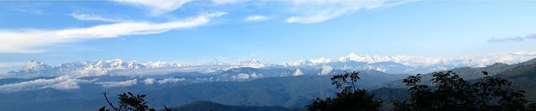 1050px-Panoramic_view_of_the_Himalayas_from_Kausani,_Uttarakhand.jpg