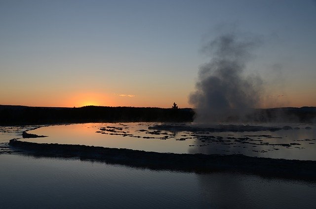 great-fountain-geyser-65782_640.jpg