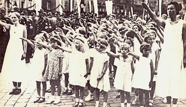 Nazi-Salute-Kids.jpg