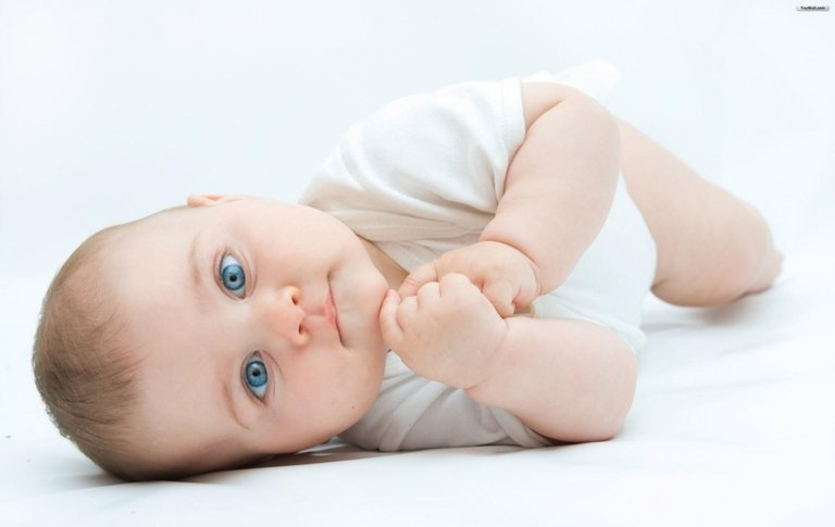 Cute-Babies-With-Blue-Eyes-29-1024x647.jpg