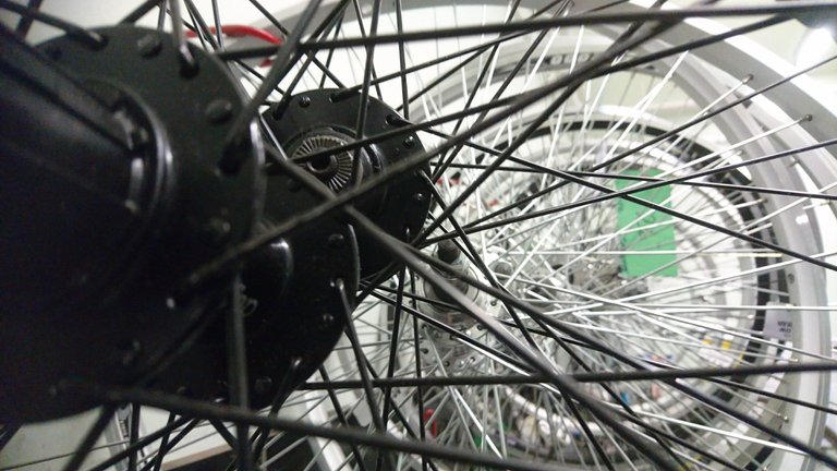 cyce hub spokes through wheels.JPG