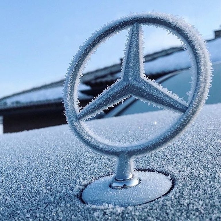 Instagram post by Mercedes-Benz_BeZZTZHH8.jpg