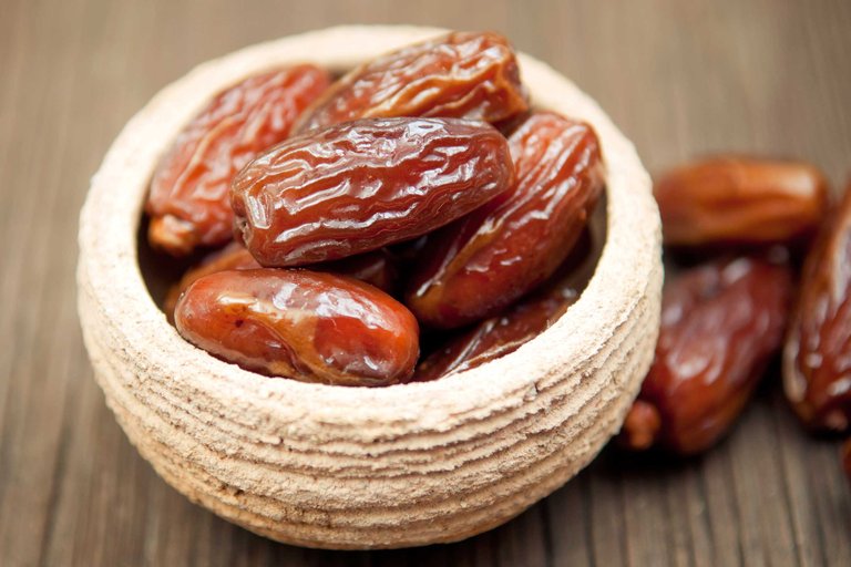 22-foods-prevent-cancer-dates.jpg