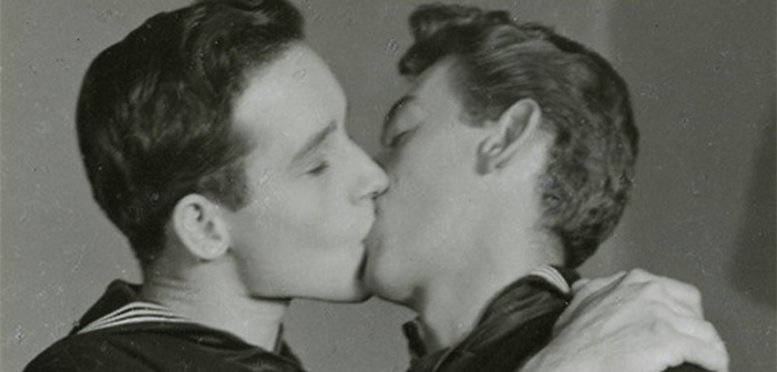 World-War-II-soldiers-kiss.png