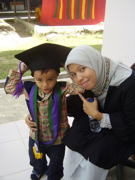 bunda wisuda.jpg