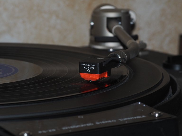 turntable-2501761_1920.jpg