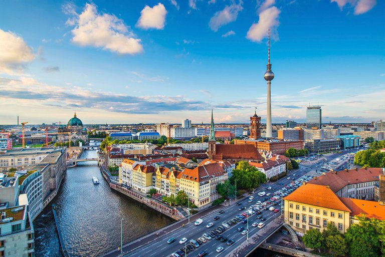 Berlin-skyline-SpreeRiver_1600.jpg